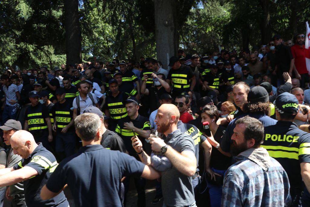 Brutalny, homofobiczny atak na siedzibę Tbilisi Pride. Wstyd polskiego amabasadora